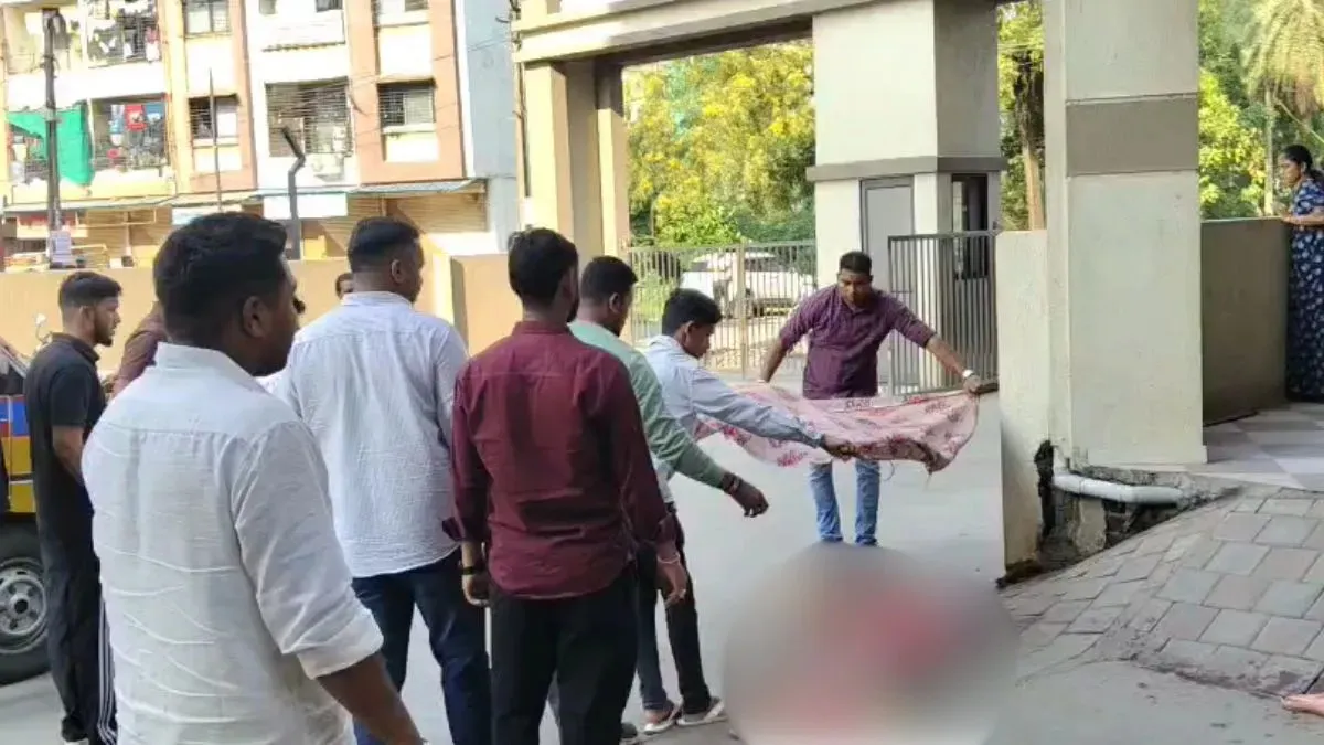 વલસાડમાં એક પતિએ ધોળા દિવસે પોતાની પત્નીની છરીના ઘા મારીને હત્યા કરી