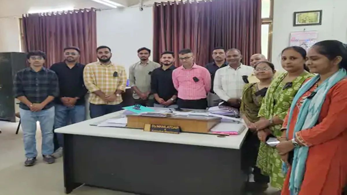 ખેડબ્રહ્મામાં મહેસૂલ કર્મચારીઓનો વિરોધ: કાળી પટ્ટી પહેરીને અને વોટ્સએપ ગ્રુપ છોડીને રોષ વ્યક્ત કર્યો