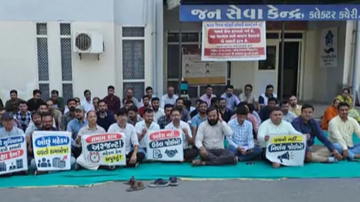 પાટણના 300 મહેસૂલી કર્મચારીઓ અચોક્કસ મુદતની હડતાળ પર ઉતર્યા
