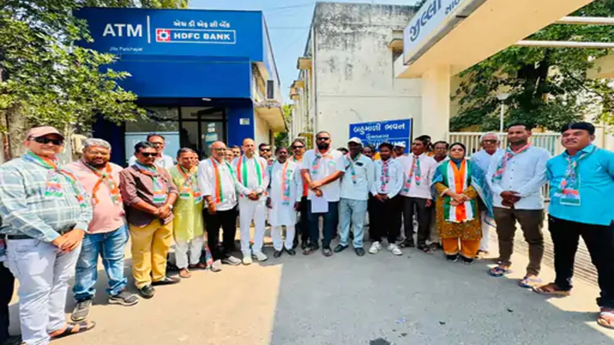 'લોકશાહી બચાવો’ નારા સાથે હિંમતનગરમાં કોંગ્રેસની રેલી, કલેક્ટરને આવેદન પત્ર અપાયું