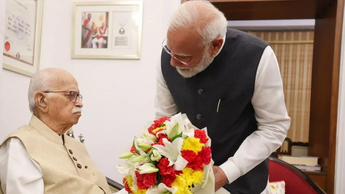 જાહેર જીવનમાં 25 વર્ષ પૂર્ણ થવા પર પીએમ મોદી લાલકૃષ્ણ અડવાણીની મુલાકાતે ગયા