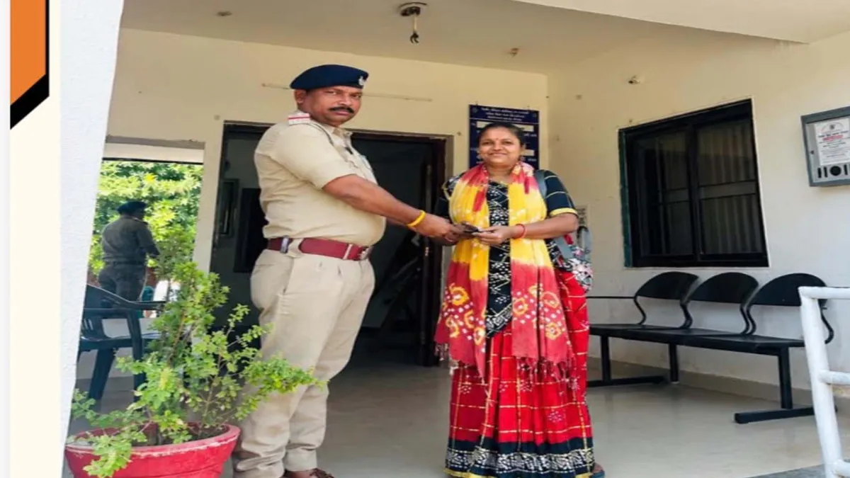  તેરા તુજ કો અર્પણ: શામળાજી પોલીસે રૂ. 60 હજારનો ગુમ થયેલો આઈફોન શોધી માલિકને પરત સોંપ્યો