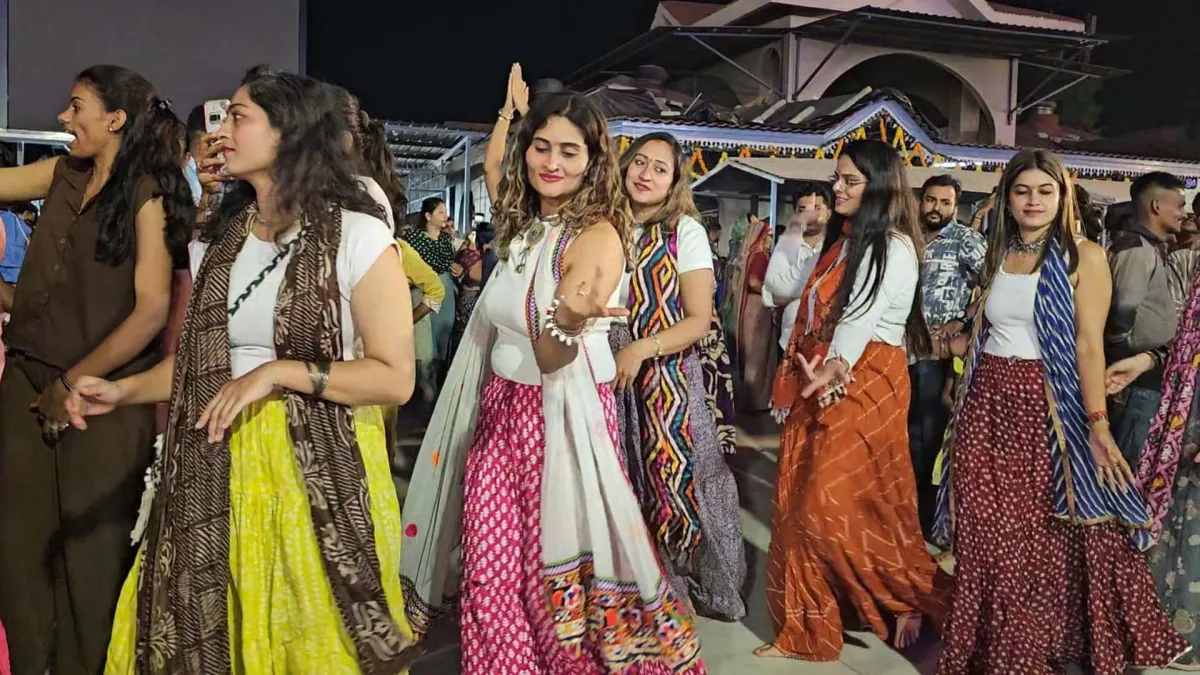 ચાચર ચોકમાં ખેલૈયાઓ ઝૂમ્યા: અંબાજી ખાતે પ્રથમ નોરતે દર્શનાર્થીઓનો મહાસાગર