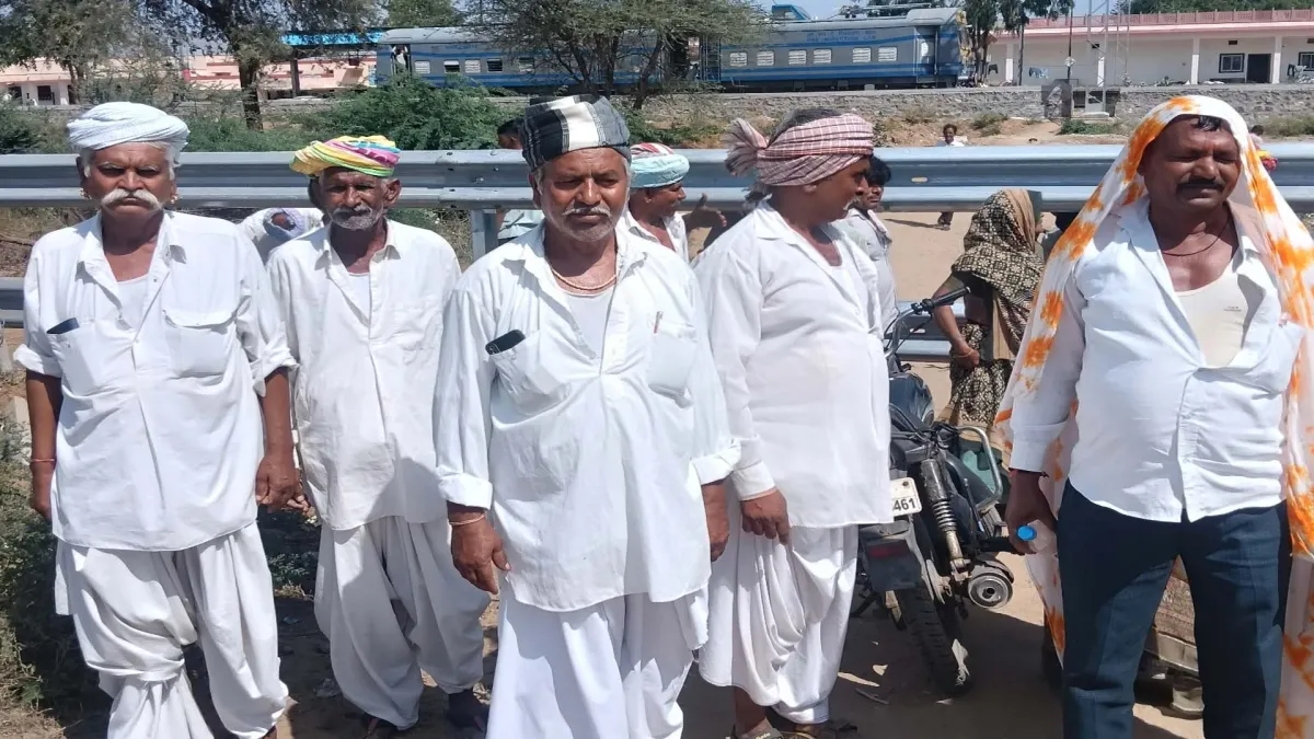 ડીસાના જેનાલ ગામમાં રેલવે દ્વારા રસ્તો બંધ કરાતાં ગ્રામજનોમાં ભારે આક્રોશ