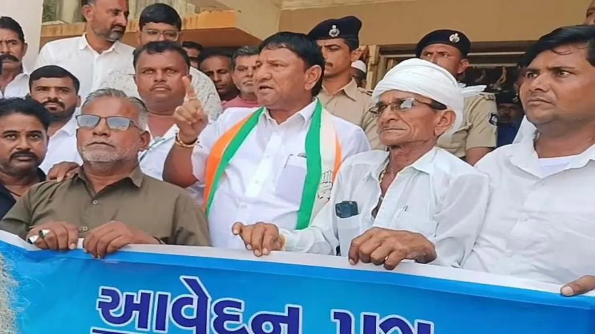 જંગરાલ GEB કચેરી ખાતે પૂર્વ ધારાસભ્યના નેતૃત્વમાં આવેદનપત્ર પાઠવાયું