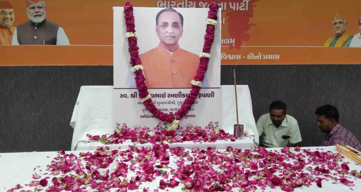 બનાસકાંઠા જીલ્લા ભાજપ દ્વારા પૂર્વ મુખ્યમંત્રી સહિત વિમાન દુર્ઘટનાના મૃતકોને શ્રધ્ધાંજલિ અપાઈ