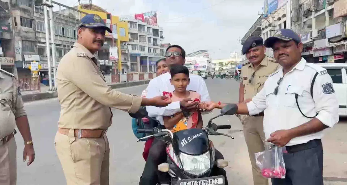 પાલનપુરમાં ટ્રાફિક નિયમનો ભંગ કરનાર વાહન ચાલકોને પોલીસે ફૂલ આપી ગાંધીગીરી કરી