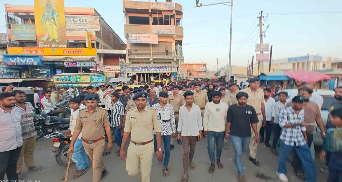બજારમાં લુખ્ખાગીરી કરનાર તત્વોને પોલીસે બજારમાં ફેરવી પાઠ ભણાવ્યો
