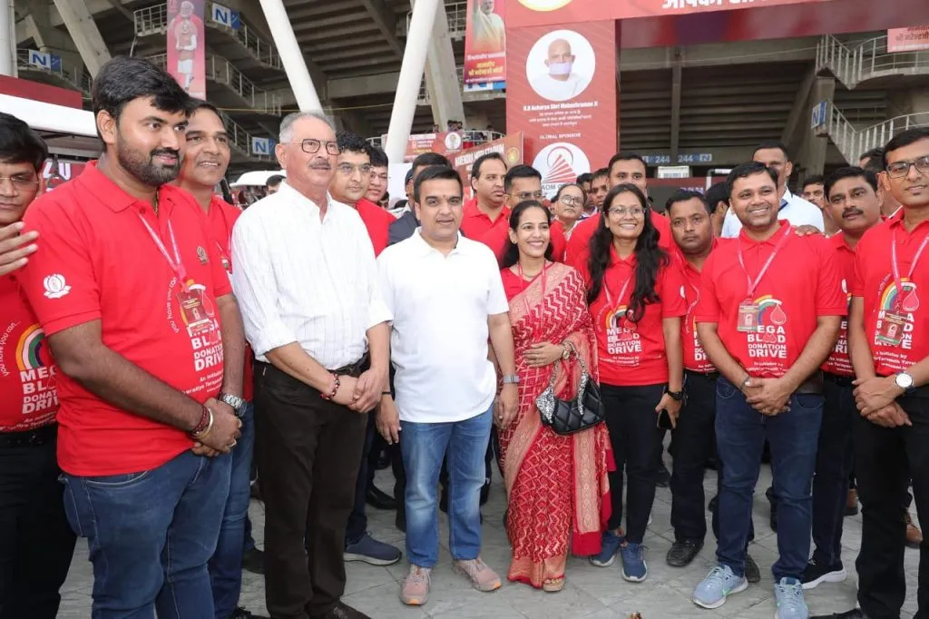 ગૃહરાજ્યમંત્રી હર્ષ સંઘવીએ નરેન્દ્ર મોદી સ્ટેડિયમ ખાતે અખિલ ભારતીય તેરાપંથ યુવક પરિષદ દ્વારા ‘રક્તદાન અમૃત મહોત્સવ ૨.૦’ થીમ અંતગર્ત આયોજિત વિશ્વનું સૌથી મોટુ ‘મેગા બ્લડ ડોનેશન કેમ્પ’નું ઉદ્ઘાટન કર્યું