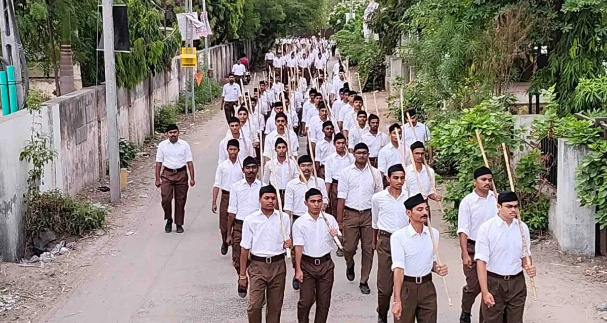 પાટણમાં સંઘ શિક્ષા વર્ગના પથ સંચલનનું ઉષ્માભર્યું અભિવાદન કરતા પાટણના નગરજનો