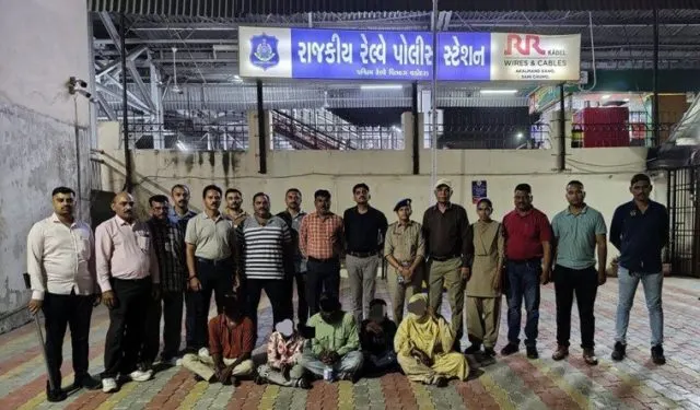 અમદાવાદ-હાવડા એક્સપ્રેસ ટ્રેન વડોદરાના રેલવે પ્લેટફોર્મ પર ઊભી હતી ત્યારે પોલીસ તપાસમાં 5 બિનઅધિકૃત બાંગ્લાદેશી મળી આવ્યા