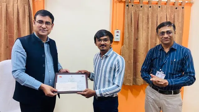 ‘ઢાઈ આખર’ રાષ્ટ્રીય પત્રલેખન સ્પર્ધાના વિજેતાને પોસ્ટમાસ્ટર જનરલ કૃષ્ણ કુમાર યાદવ દ્વારા કરવામાં આવ્યા સન્માનિત