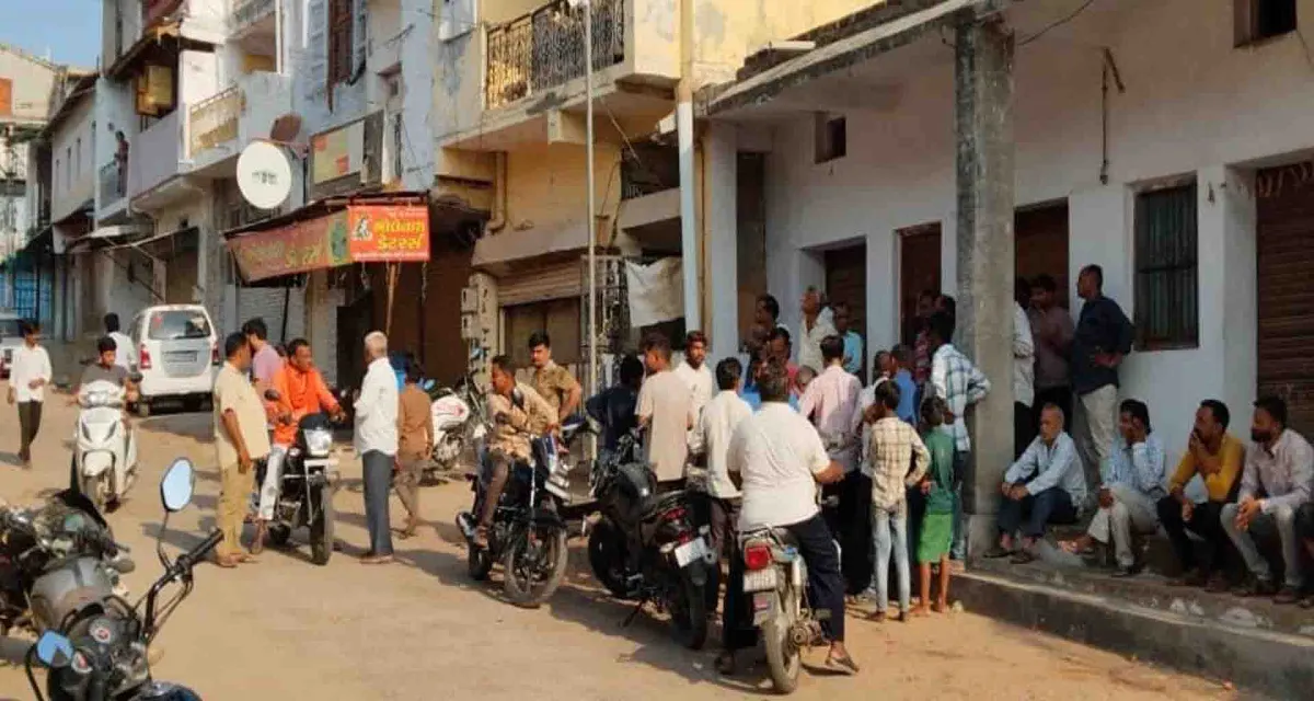 મોઢેરામાં ચોરોએ તરખાટ મચાવ્યો એક જ રાતમાં એક મકાન સાથે ચાર દુકાનોના તાળા તોડ્યા