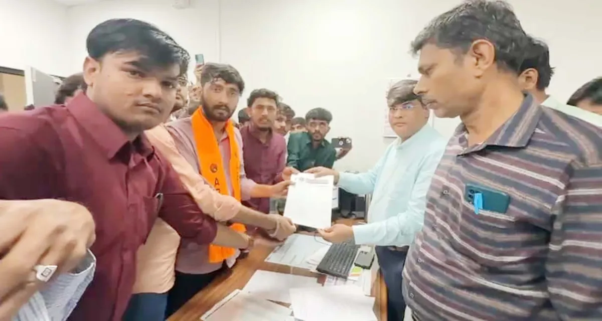 પાલનપુર ITI માં વિદ્યાર્થીઓને પટ્ટાથી માર મારતા ABVP દ્વારા વિરોધ