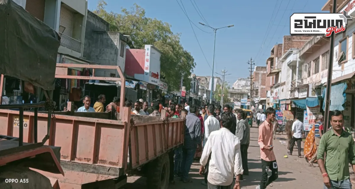 ડીસાના જુના શાકમાર્કેટ નજીક પાથરણાના દબાણ પાલિકા દ્વારા દૂર કરાયા