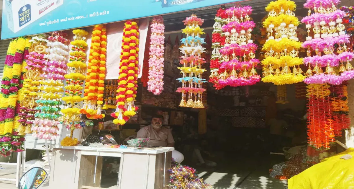 નવરાત્રીની તૈયારીઓ : ડીસા સહિત જિલ્લામાં ડેકોરેશનની આઇટમોની વેચાણ શરૂ