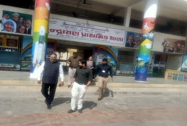 ગાંધીનગર તાલુકા પંચાયતની સામાન્ય ચૂંટણી સંદર્ભે પુન્દ્રાસણ ખાતે આવેલ પ્રાથમિક શાળાના બુથોની મુલાકાત લેતા જિલ્લા ચૂંટણી અધિકારીશ્રી