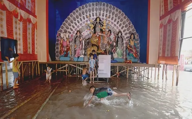 પશ્ચિમ બંગાળમાં ભારે વરસાદને કારણે અનેક શહેરોમાં પાણી ભરાયા, રસ્તાઓ પર ટ્રાફિક અને ટ્રેન વ્યવહાર ખોરવાયો