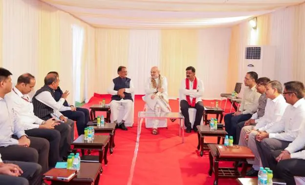કેન્દ્રીય ગૃહમંત્રીશ્રી અમિત શાહ નક્સલવાદ વિરુદ્ધ તાજેતરના ઓપરેશનમાં મહત્વપૂર્ણ ભૂમિકા ભજવનારા અધિકારીઓને મળ્યા, તેમને અભિનંદન આપ્યા