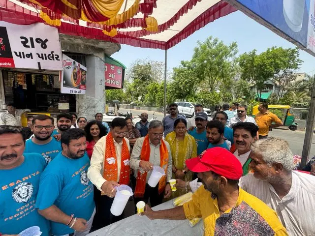 અમદાવાદના ઇસનપુરમાં કેસરિયા યૂથ ફેડરેશન દ્વારા નિઃ શુલ્ક છાશ વિતરણમાં કેમ્પમાં અમદાવાદ પશ્ચિમ લોકસભાના સાંસદ અને મણિનગર ના ધારાસભ્ય હાજર રહ્યા 
