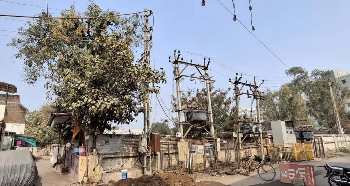 પાલનપુરમાં પાણીનું લીકેજ રિપેર કરવા જતા લાઈટનો થાંભલો નમી ગયો