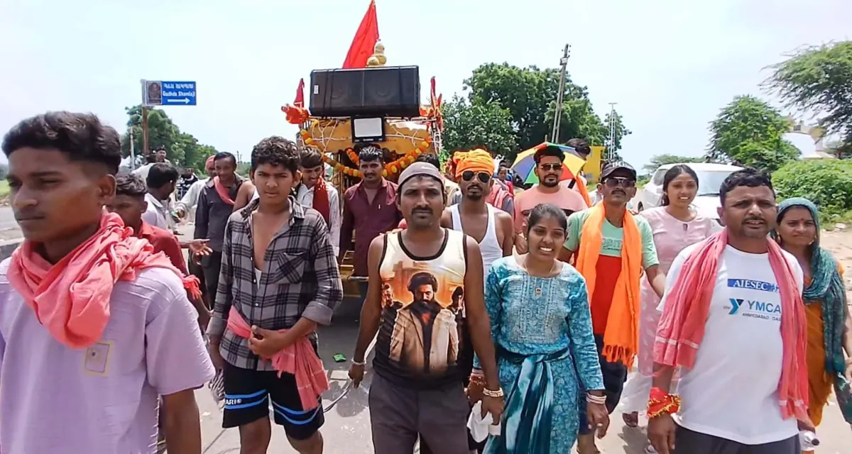 અંબાજી દૂર હે જાના જરૂરી હૈ : બનાસકાંઠા જિલ્લાના માર્ગો પદ યાત્રિકોથી છલકાયા