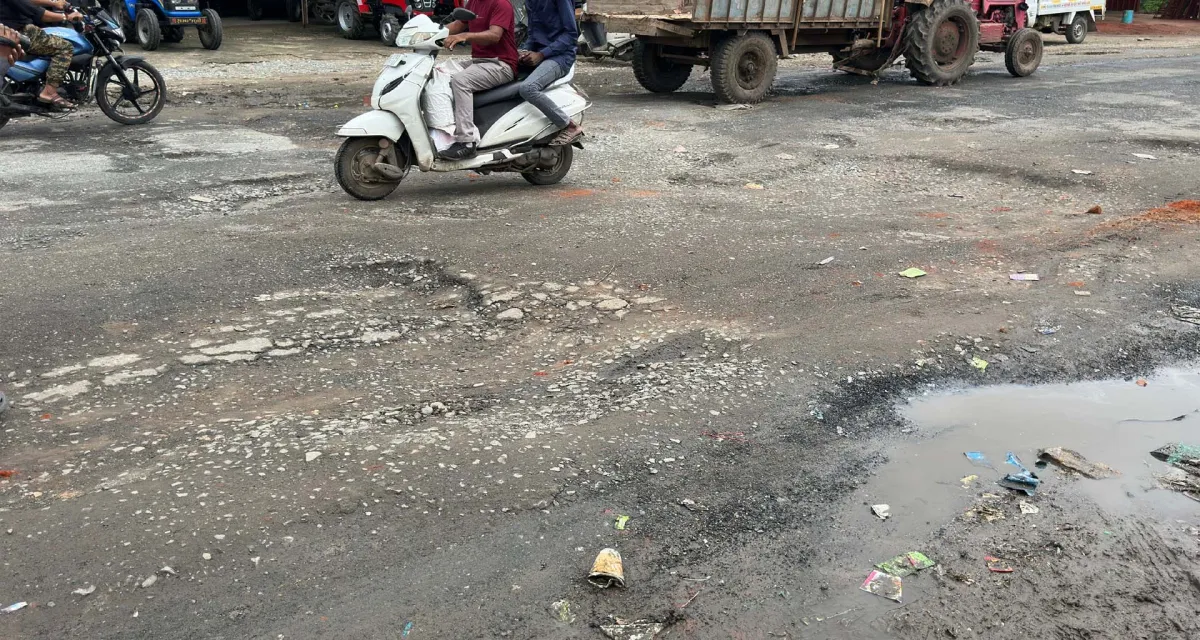 પાટણ-હારીજ માગૅ મસમોટા ખાડાઓથી રાહદારીઓ અને વાહનચાલકો પરેશાન