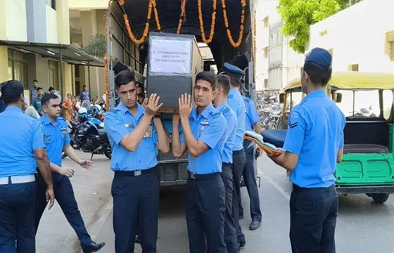 જામનગરના સુવરડા ગામની સીમમાં જેગુઆર ફાઈટર પ્લેન ક્રેશમાં શહીદ થયેલ પાયલોટના પાર્થિવ દેહને સન્માન સાથે વતનમાં લઈ જવાયો