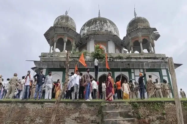 જન્માષ્ટમી પહેલા સુરક્ષા એલર્ટ વચ્ચે યુપીના ફતેહપુર જિલ્લા વહીવટીતંત્રે વિવાદિત સમાધિ નજીક કડક પ્રતિબંધક આદેશો લાગુ કર્યા