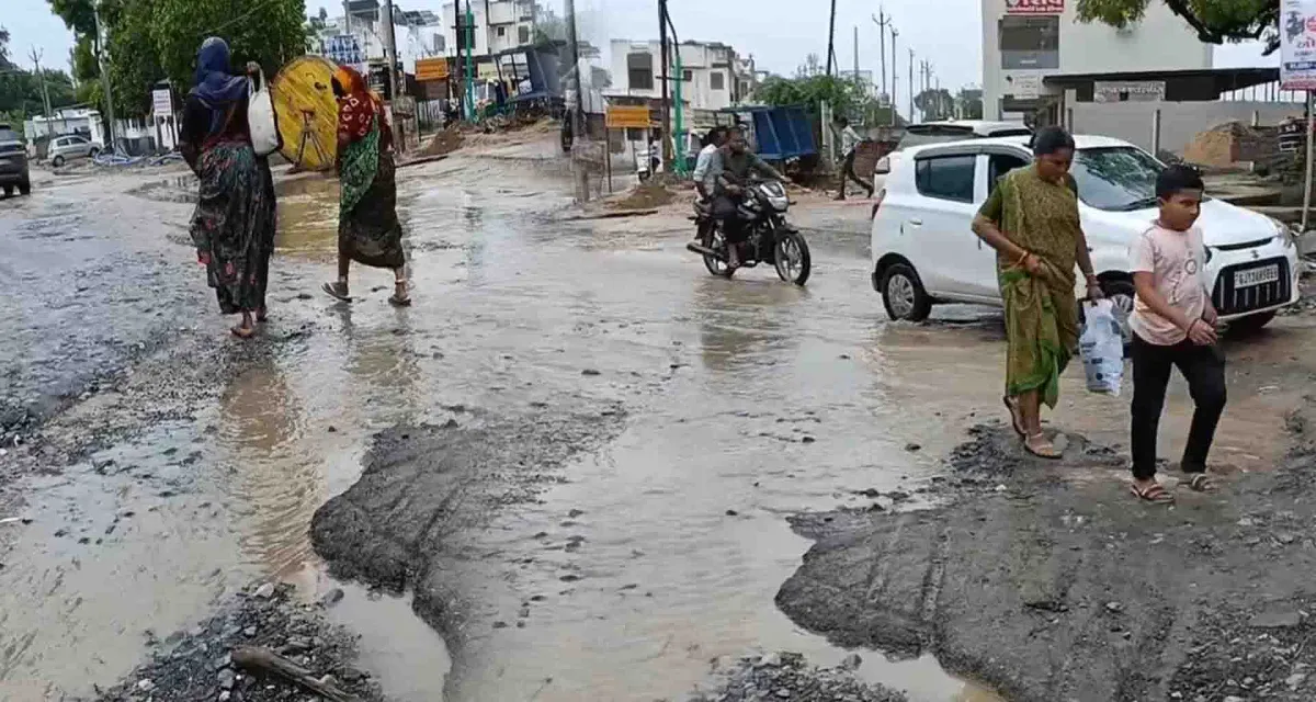 પાટણ પાલિકા અને UGVCL દ્વારા કરવામાં આવેલા ખોદકામે શહેરના નાગરિકોની મુશ્કેલીઓ વધારી
