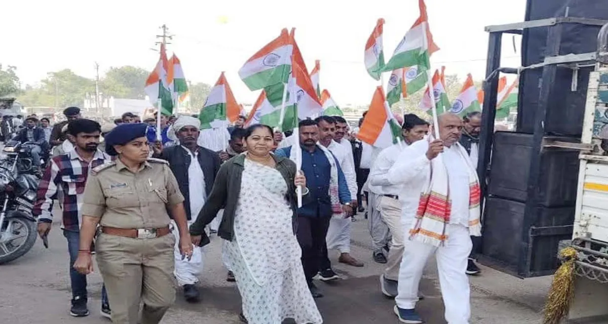 રાજ્ય કક્ષાના રાષ્ટ્રીય પર્વની ઉજવણીના ભાગરૂપે વાવ ખાતે વહીવટી તંત્ર દ્વારા વિશાળ તિરંગા યાત્રા નીકળી