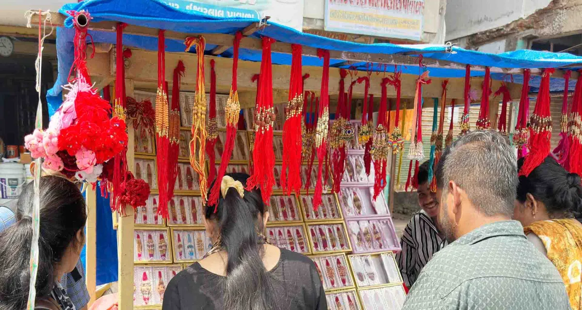 ભાઈ-બહેન ના પવિત્ર પ્રેમના પ્રતિક સમાન રક્ષાબંધન પર્વને લઈ રાખડી ખરીદી માટે બહેનો ની ભીડ જામી
