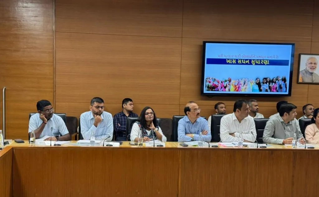 ગાંધીનગર ખાતે રાજ્યભરના જિલ્લા ચૂંટણી અધિકારીશ્રીઓ અને મ્યુનિસિપલ કમિશનરશ્રીઓને SIR પ્રક્રિયા વધુ સુગમ બનાવવા માર્ગદર્શન