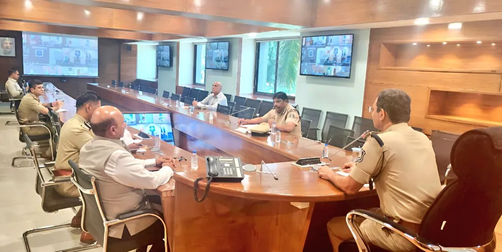 નવરાત્રી પર્વ અનુસંધાને રાજ્યના તમામ શહેર-જિલ્લાના એક્શન પ્લાન બાબતે રાજ્યના પોલીસ વડાશ્રી વિકાસ સહાયની વીડિયો કોન્ફરન્સથી બેઠક