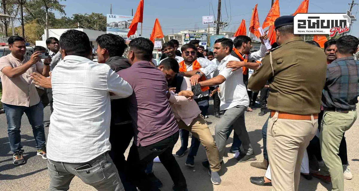 ભાજપની જ વિધાર્થી પાંખ અખિલ ભારતીય વિદ્યાર્થી પરિષદ દ્વારા વિદ્યાર્થીઓની સ્કોલરશીપ મામલે ચક્કાજામ