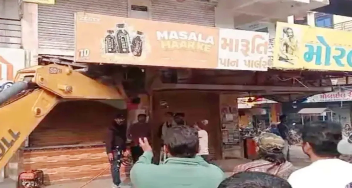 પાટણ નવજીવન ચારરસ્તા પાસે ગેરકાયદેસરના દબાણો પર પાલિકાનું બુલડોઝર ફર્યું