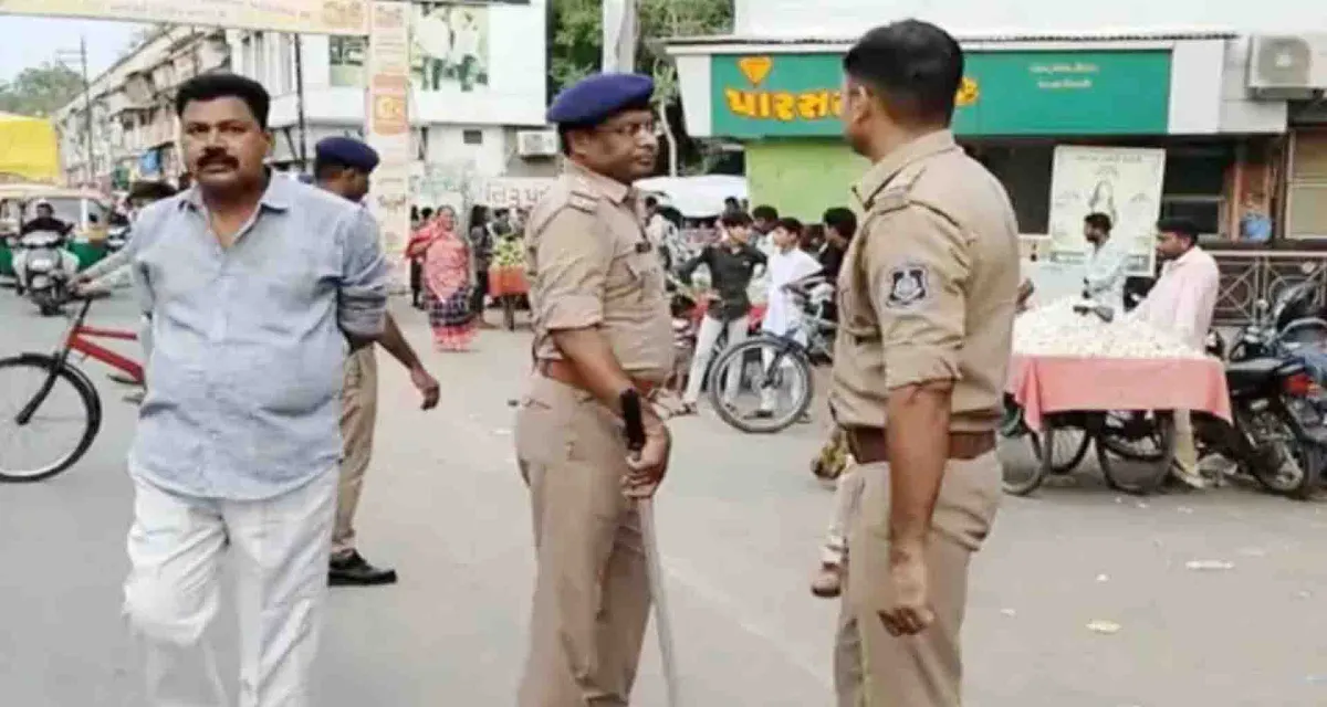 પાટણમાં નીકળનારી રથયાત્રાને લઇ પોલીસ દ્વારા મુખ્ય માગૅને ખુલ્લો કરવા કવાયત હાથ ધરી