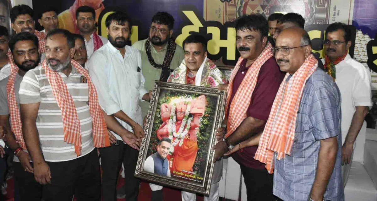 દાંતા-અંબાજી માર્ગ પર ગૃહ રાજ્યમંત્રી હર્ષભાઈ સંઘવીએ સેવા કેમ્પોનું નિરીક્ષણ કરી યાત્રિકોને ભોજન પીરસ્યું