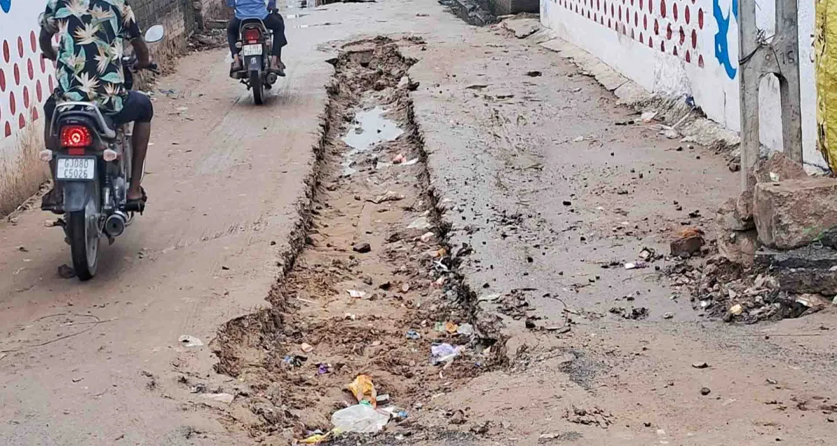 ડીસાના રેલવે સ્ટેશન વિસ્તારમાં મુખ્ય રોડ ઉપર પડેલો ખાડો જોખમી હાલતમાં