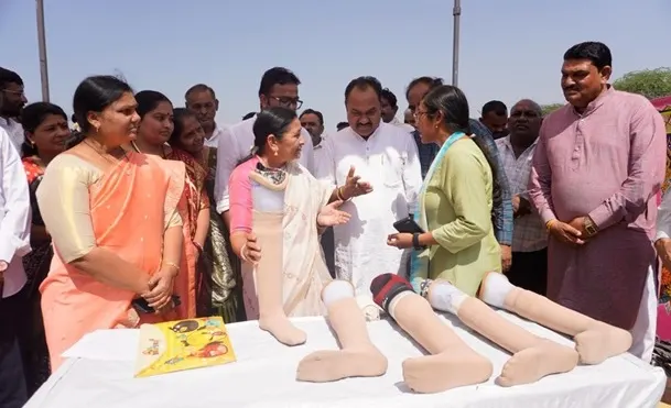 પીએમ મોદીની પ્રેરણાથી કેન્દ્રીય મંત્રી શ્રીમતી નિમુબેન બાંભણિયાની અધ્યક્ષતામાં ભાવનગર બોટાદ જિલ્લામાં ૨૬૩૬ જેટલા દિવ્યાંગોને રૂ. ૩.૮૮ કરોડની કિંમતના સાધન સહાય વિતરણ કરાયા