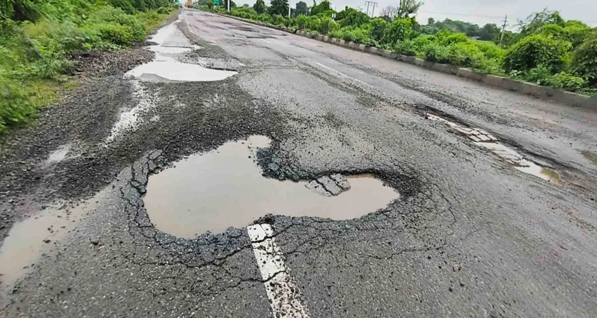 મુડેઠાના ટોલ પ્લાઝા નજીક મસમોટા ખાડાઓનું સામ્રાજ્ય; અકસ્માતનો ભય