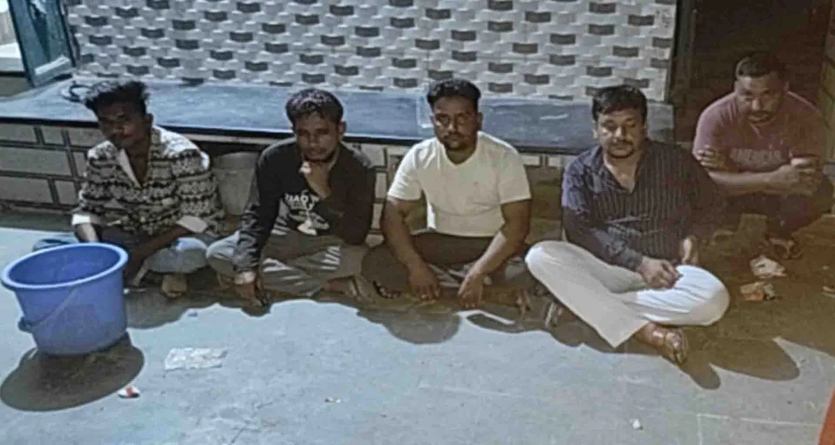 મહેસાણામાં પોલીસે 1.79 લાખનો વિદેસી દારૂ પકડી પાડ્યો; 5 આરોપીઓની અટકાયત