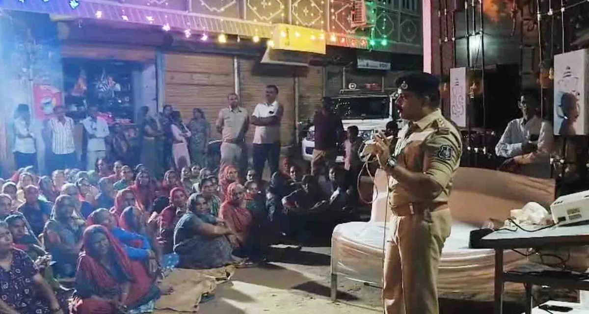બનાસકાંઠા પોલીસની નવી પહેલ; ગણેશ પંડાલમાં લોકોને સાયબર ક્રાઈમ જાગૃતિ અંગે સમજ અપાઈ
