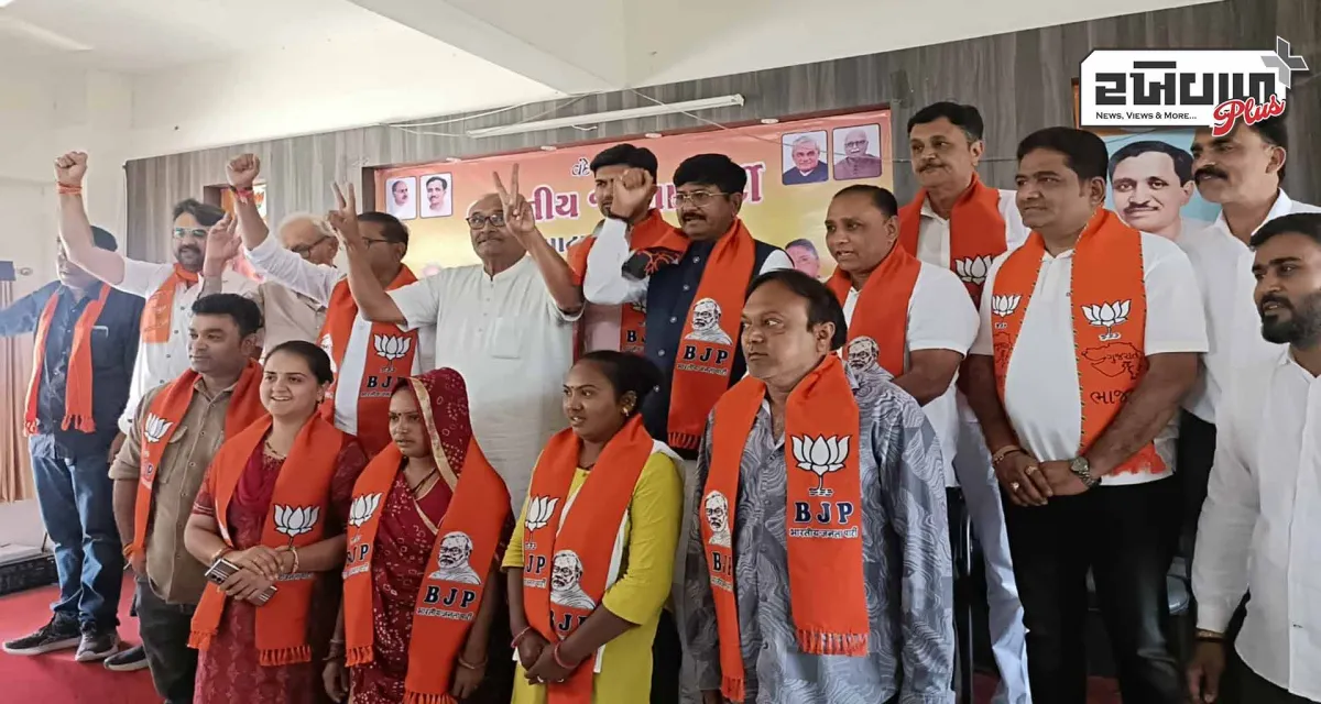 હારીજ નગરપાલિકાના કોંગ્રેસના વિજેતા આઠ ઉમેદવારો પૈકી ચાર ઉમેદવારોએ કેસરીયો ધારણ કર્યો