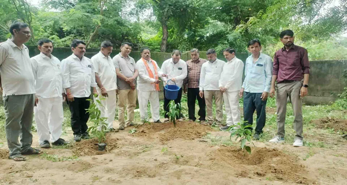 જાબડીયા ગામમાં કિસાન મોરચા દ્વારા 'એક પેડ માં કે નામ' કાર્યક્રમ યોજાયો