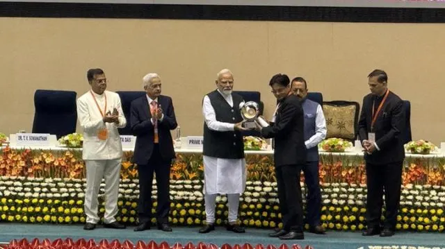 મહિલા અને બાળ વિકાસ મંત્રાલયના સચિવને ક્રાંતિકારી પોષણ ટ્રેકર એપ માટે જાહેર વહીવટમાં શ્રેષ્ઠતા (નવીનતા શ્રેણી) માટે પીએમનો પુરસ્કાર પ્રાપ્ત થયો