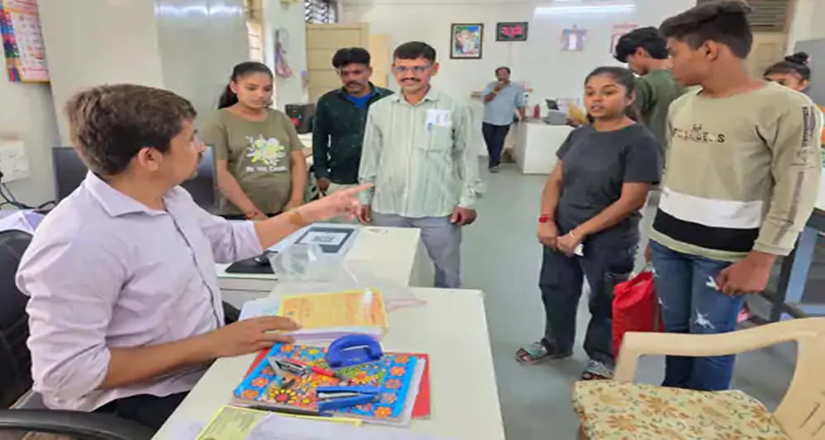 સાબરકાંઠામાં ધો.12ના પરિણામ બાદ માર્કશીટનું વિતરણ