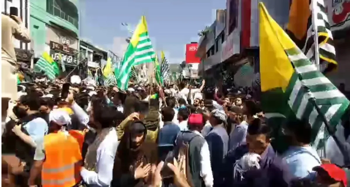 પાકિસ્તાન અધિકૃત જમ્મુ અને કાશ્મીરમાં પોલીસે પ્રદર્શનકારીઓ પર ગોળીબાર કર્યો