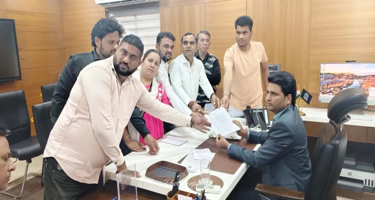 મહેસાણા મનપા તઘલખી નિર્ણય સામે વિસનગર લિંક રોડના રહીશો-વેપારીઓએ રેલી યોજી આવેદન આપ્યું
