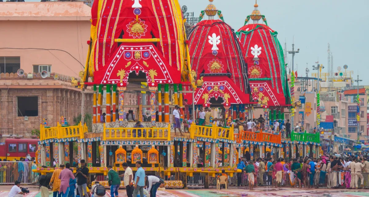ઓડિશાના પુરીમાં લાખો લોકો ભેગા થતાં ભગવાન જગન્નાથની દિવ્ય યાત્રા શરૂ થઈ